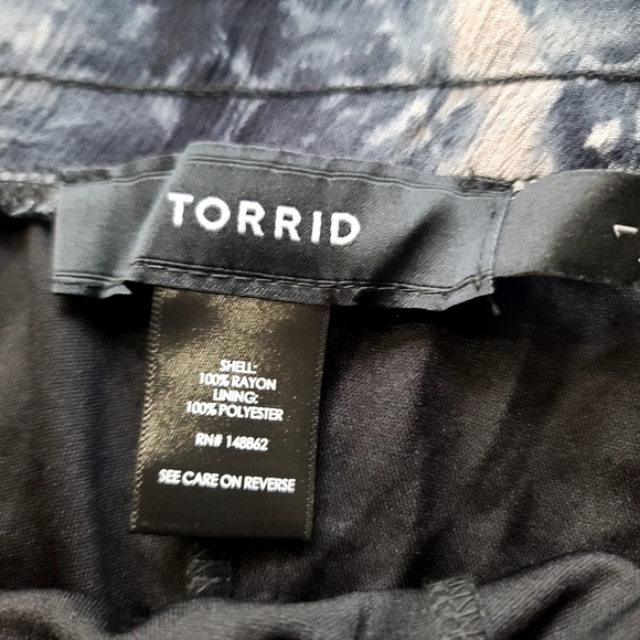 Torrid Size 1 Lightweight Short - Picture 2 of 2